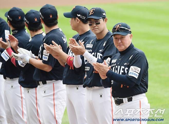 26일 잠실구장에서 열린 한화와 LG의 KS 1차전. 경기를 준비하는 한화 김경문 감독과 선수들. 잠실=송정헌 기자songs@sportschosun.com/2025.10.26/