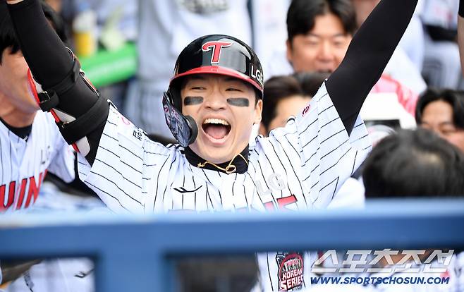 26일 잠실구장에서 열린 한국시리즈 1차전 LG 트윈스와 한화 이글스의 경기. 5회말 LG 박해민이 솔로포를 날린 뒤 환호하고 있다. 잠실=박재만 기자 pjm@sportschosun.com/2025.10.26/