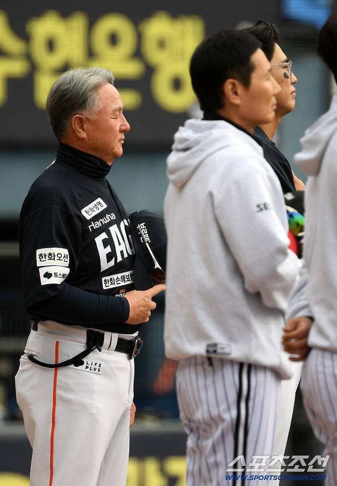 26일 잠실구장에서 열린 한국시리즈 1차전 LG 트윈스와 한화 이글스의 경기. 김경문, 염경엽 감독이 국민의례를 하고 있다. 잠실=박재만 기자 pjm@sportschosun.com/2025.10.26/