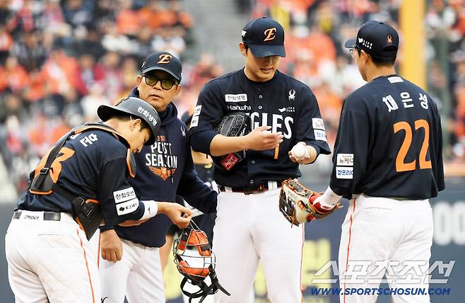26일 잠실구장에서 열린 한국시리즈 1차전 LG 트윈스와 한화 이글스의 경기. 5회말 한화 양상문 코치가 선발 문동주를 교체하고 있다. 잠실=박재만 기자 pjm@sportschosun.com/2025.10.26/