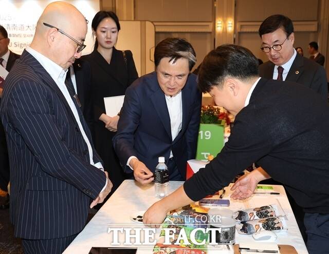 문화 교류와 시장개척을 위해 일본 출장 중인 김태흠 충남도지사(가운데)가 23일 오사카 뉴오타니호텔에서 개최한 '일본 오사카 수출 상담회'를 찾아 충남 김 홍보에 나서고 있다. /충남도