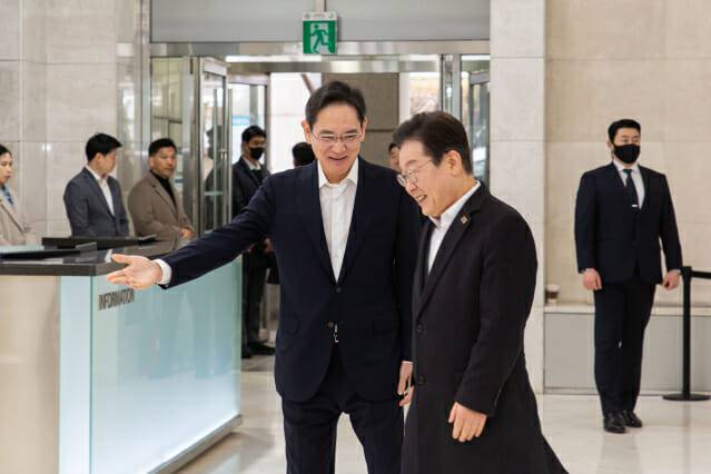 이재명 대통령이 지난 3월 20일 서울 강남구 멀티캠퍼스 역삼 SSAFY 서울캠퍼스에서 청년 취업 지원을 위한 현장 간담회에 참석해 로비에 마중 나온 이재용 삼성전자 회장과 인사하고 있다. (사진=삼성전자)