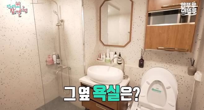 MBC ‘전지적 참견 시점’(전참시) 358회에서는 인기 유튜브 채널 ‘숏박스’의 주역 김원훈이 출연해 아내와의 달콤한 신혼 생활과 반전 일상을 최초로 공개했다. 이날 방송에서 공개된 김원훈의 한강뷰 신혼집은 모델하우스를 방불케 하는 깔끔한 화이트톤 인테리어로 감탄을 자아냈다. 또한, 김원훈은 아침부터 청소와 제모에 열중하는 ‘깔끔왕’ 면모를 보이는가 하면, 대학교 CC로 만나 8년 연애 끝에 결혼한 아내와의 러브스토리를 공개해 훈훈함을 더했다.