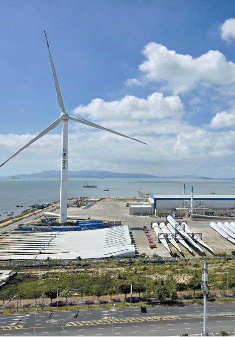 중국 푸젠성 푸칭시에 있는 ‘푸젠 싼샤 해상 풍력 국제 산업 단지’. 중국에서 처음으로 지어진 대규모 풍력 단지 가운데 하나다. 이곳에선 풍력으로 전력을 생산할 뿐 아니라 풍력 기도 자체적으로 만들어낸다. 공장 앞 부지엔 풍력 발전기 조립에 쓰일 블레이드(날개)가 여러 대 놓여 있다. /김성모 기자