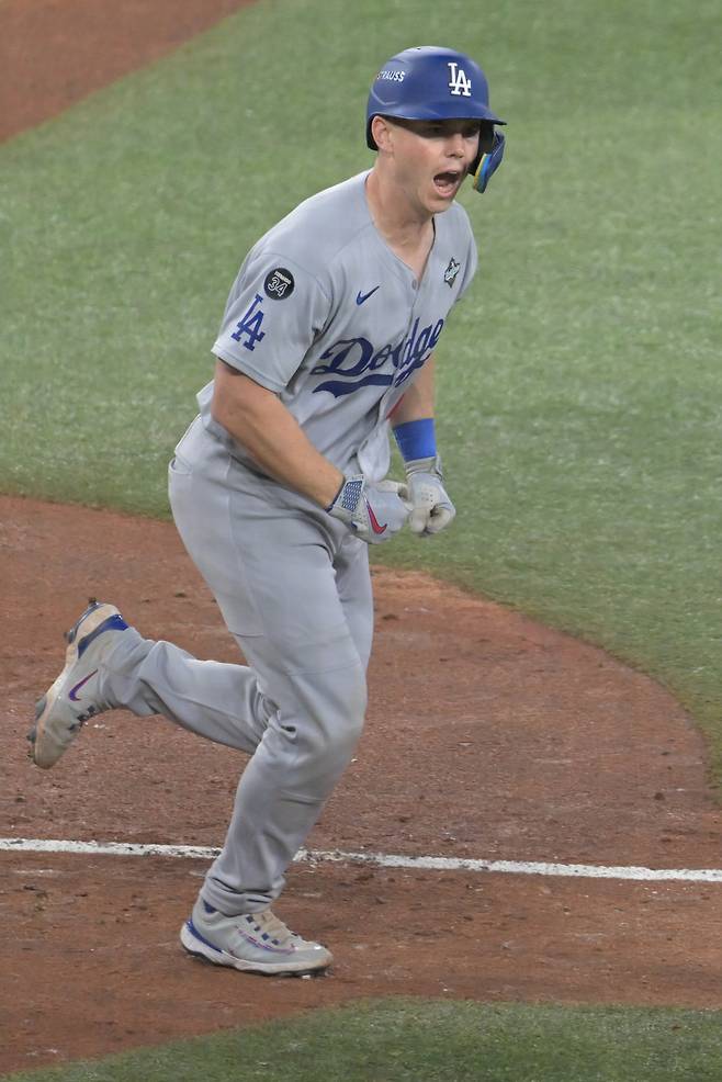 LA 다저스의 윌 스미스가 26일 월드시리즈 2차전에서 7회 솔로 홈런을 친 뒤 더그아웃의 동료 선수들을 향해 포효하고 있다. /EPA 연합뉴스