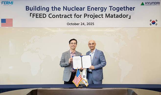 현대건설 이한우 대표(왼쪽)와 페르미 뉴클리어 메수트 우즈만 대표가 지난 24일 서울 종로구 현대건설 본사 사옥에서 ‘복합 에너지 및 인공지능(AI) 캠퍼스 내 대형원전 기본설계 용역 계약’을 체결한 후 기념사진을 촬영하고 있다. /현대건설