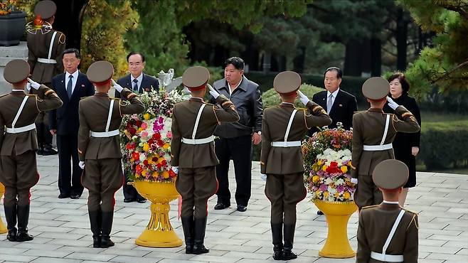 김정은 북한 국무위원장이 중국군의 6ㆍ25전쟁 참전 75주년 기념일(10월 25일)을 맞아 지난 24일 평안남도 회창군에 있는 중국인민지원군 열사릉원을 찾아 열사들에게 숭고한 경의를 표했다고 조선중앙TV가 25일 보도했다. /연합뉴스