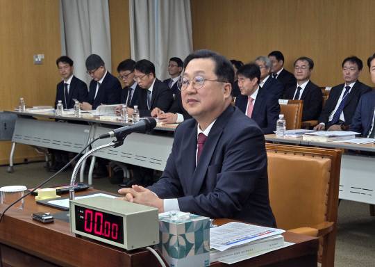 24일 대전시청 대회의실에서 열린 국회 행정안전위원회의 대전시 국정감사에서 이장우 대전시장이 감사 개회를 기다리고 있다. 정민지 기자