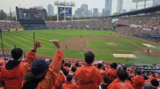 26일 서울 잠실구장에서 열린 2025 신한SOL뱅크 KBO 한화 이글스와 LG 트윈스의 한국시리즈 1차전에서 한화 팬들이 열띤 응원을 펼치고 있다.  이성현 기자