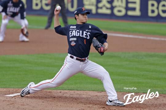 26일 서울 잠실구장에서 열린 2025 신한SOL뱅크 KBO 한화 이글스와 LG 트윈스의 한국시리즈 1차전에서 한화 문동주가 역투하고 있다. 한화이글스 제공