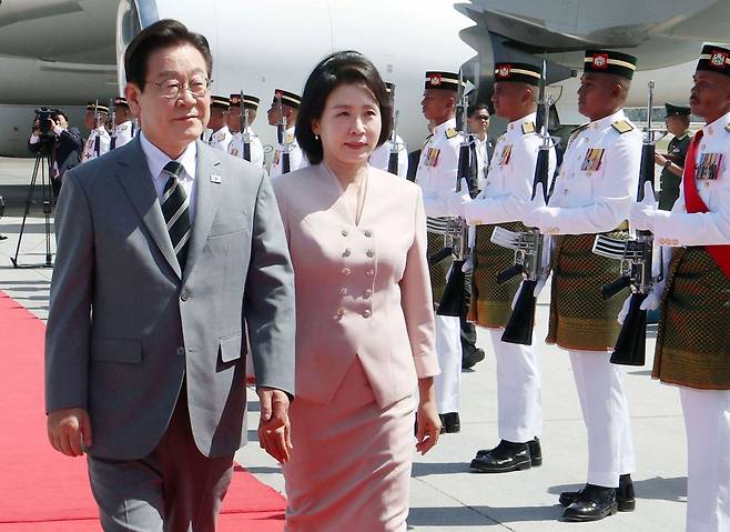 이재명 대통령과 김혜경 여사가 26일(현지 시간) 말레이시아 쿠알라룸푸르 국제공항에 도착해 이동하고 있다. 동남아시아국가연합(ASEAN·아세안) 정상회의에 1박 2일 일정으로 참석하는 이 대통령은 27일 한-아세안 정상회의에서 ‘포괄적 전략적 동반자’ 관계 발전을 위한 청사진을 제시할 예정이다. 쿠알라룸푸르=뉴시스