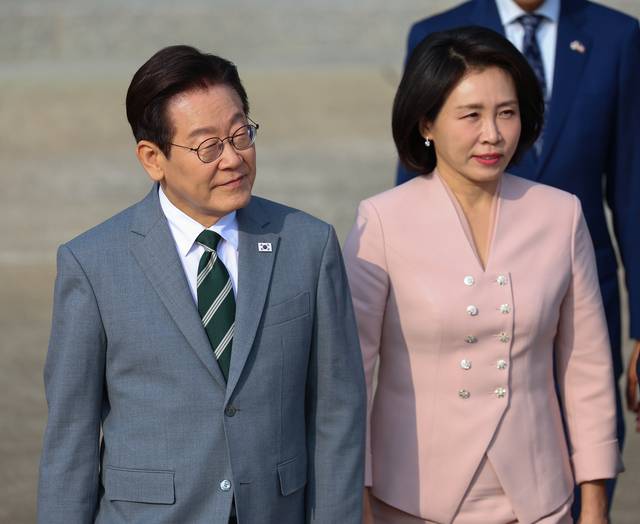 말레이시아 아세안 정상회의 참석차 출국하는 이재명 대통령과 김혜경 여사가 26일 성남 서울공항에서 공군 1호기로 향하고 있다. 연합뉴스