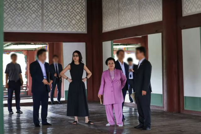 윤석열 전 대통령 부인 김건희씨(가운데)가 이배용 전 국가교육위원장과 경복궁 경회루 2층에 서 있는 사진이 공개됐다. [주진우 라이브 유튜브 방송화면]