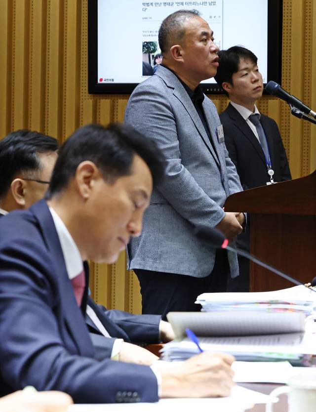 명태균씨가 23일 서울 중구 서울시청에서 열린 2025년 국회 행정안전위원회 국정감사에서 의원 질의에 답하고 있다. 왼쪽은 오세훈 서울시장. [연합뉴스]