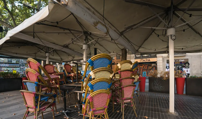 도난 방지를 위해 묶어둔 의자들. 사진=뉴욕포스트 캡쳐