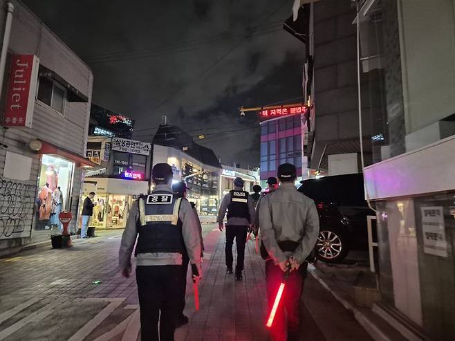 핼러윈 데이를 일주일 앞둔 지난 24일 서울 용산구 이태원 일대에서 서울경찰 기동순찰대원들이 예방 순찰을 하고 있다. 사진=장유하 기자