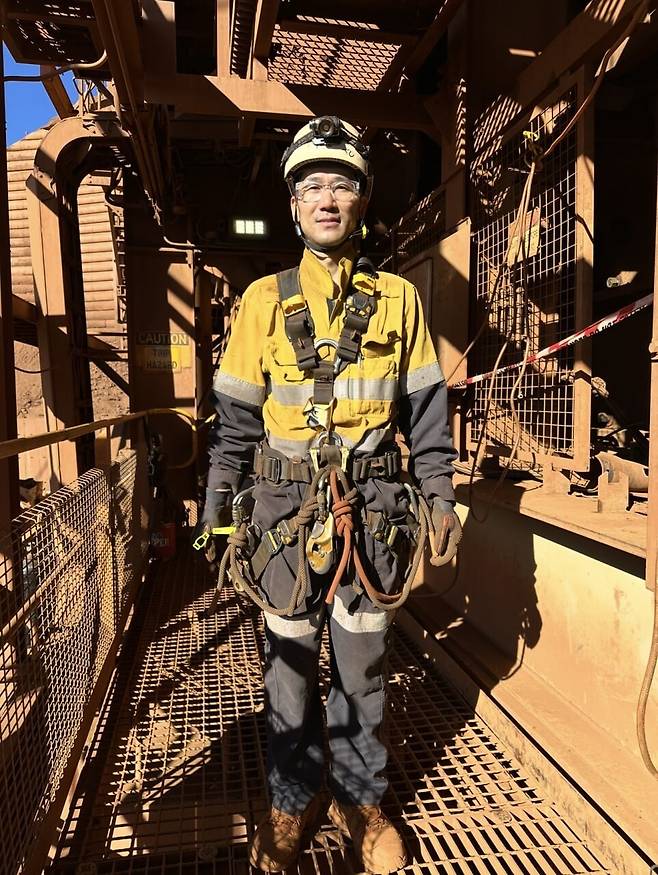 일 시작하기 전에 하니스와 장비를 올바르게 착용했는지 조국씨가 동료와 함께 서로 확인하는 모습이다. 본인 제공