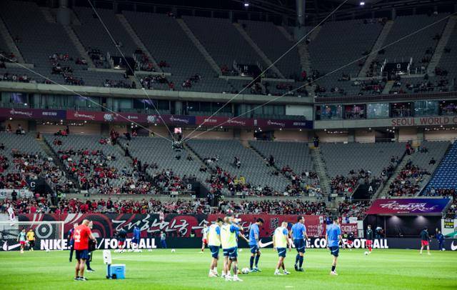 14일 서울월드컵경기장에서 열린 하나은행 초청 축구국가대표팀 친선경기 대한민국과 파라과이의 경기가 열리기 전 관중석 곳곳이 비어 있다. 뉴시스