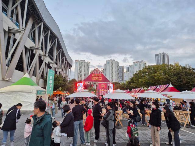 24일 대구 북구 고성동 대구iM뱅크파크 앞 주차장에서 열린 '제5회 떡볶이페스티벌'을 즐기기 위해 수많은 시민이 몰려 왔다. 대구=김재현 기자