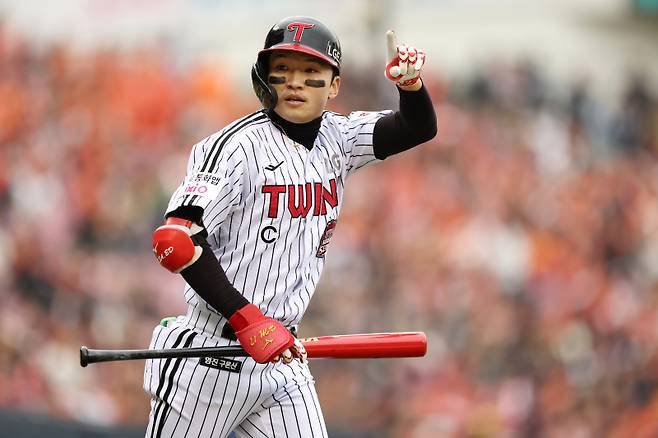 <yonhap photo-5592=""> 홈런 친 박해민 (서울=연합뉴스) 윤동진 기자 = 26일 서울 잠실야구장에서 열린 2025 프로야구 한국시리즈 한화 이글스 대 LG 트윈스 1차전 경기. 5회 말 LG 박해민이 홈런을 친 후 기뻐하고 있다. 2025.10.26 mon@yna.co.kr/2025-10-26 15:35:42/ <저작권자 ⓒ 1980-2025 ㈜연합뉴스. 무단 전재 재배포 금지, AI 학습 및 활용 금지></yonhap>