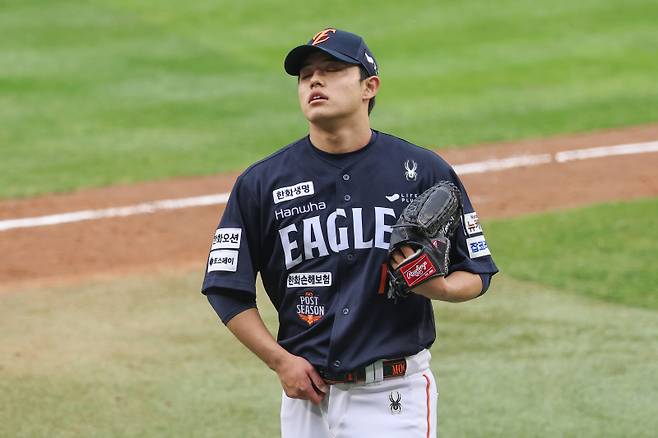 <yonhap photo-5678="">26일 서울 잠실야구장에서 열린 2025 프로야구 KBO리그 포스트시즌 한국시리즈 1차전 한화 이글스와 LG 트윈스의 경기. 5회말 1사 3루 송구 실책으로 한점을 내준 한화 선발투수 문동주가 아쉬워하고 있다. 2025.10.26 [연합뉴스]</yonhap>