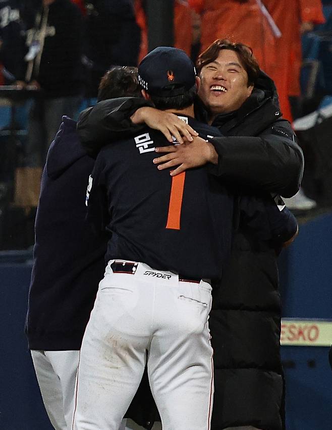 <yonhap photo-5356="">21일 대구 삼성라이온즈파크에서 열린 2025 프로야구 KBO리그 포스트시즌 플레이오프 3차전 한화 이글스와 삼성 라이온즈의 경기. 경기 종료 후 한화 류현진이 문동주를 안아주고 있다. 2025.10.21 [연합뉴스]</yonhap>