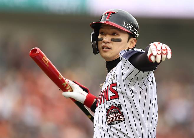 <yonhap photo-5593="">26일 서울 잠실야구장에서 열린 2025 프로야구 한국시리즈 한화 이글스 대 LG 트윈스 1차전 경기. 5회 말 LG 박해민이 홈런을 친 후 기뻐하고 있다. 2025.10.26 [연합뉴스]</yonhap>