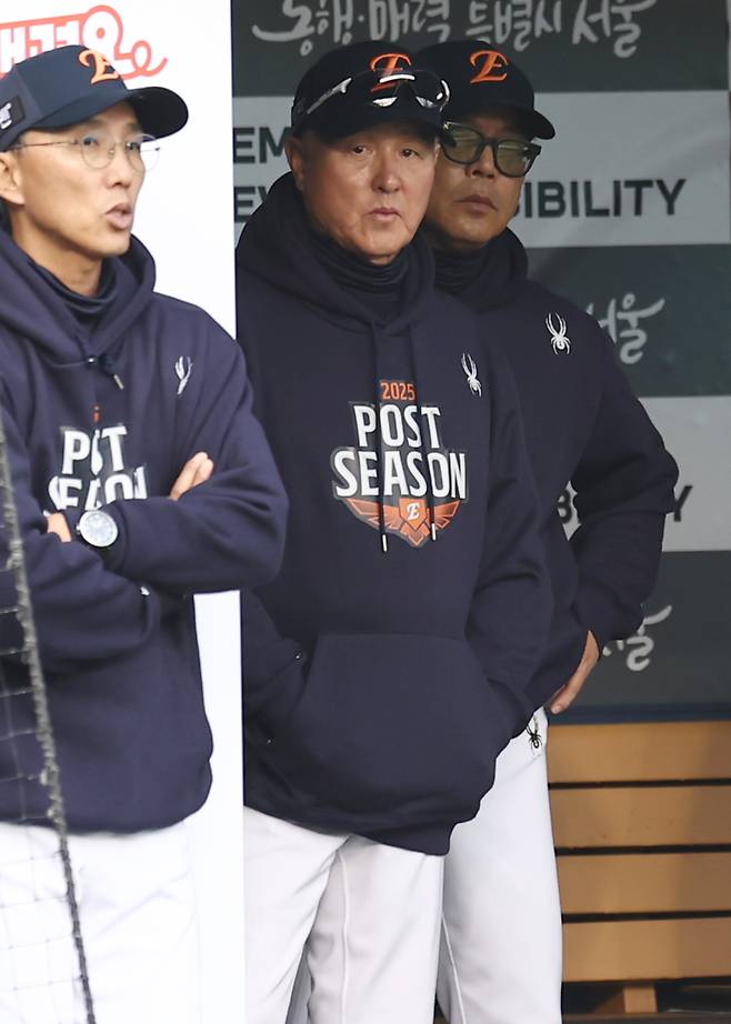 <yonhap photo-5893=""> 판독 결과 기다리는 김경문 감독(서울=연합뉴스) 윤동진 기자 = 26일 서울 잠실야구장에서 열린 2025 프로야구 한국시리즈 한화 이글스 대 LG 트윈스 1차전 경기. 7회 말 김경문 한화 감독이 LG 박해민의 비디오판독 결과를 기다리고 있다. 2025.10.26mon@yna.co.kr/2025-10-26 16:37:57/<저작권자 ⓒ 1980-2025 ㈜연합뉴스. 무단 전재 재배포 금지, AI 학습 및 활용 금지></yonhap>