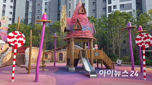 신검단 로열파크씨티Ⅱ에 조성된 어린이 놀이터. [사진=이수현 기자]