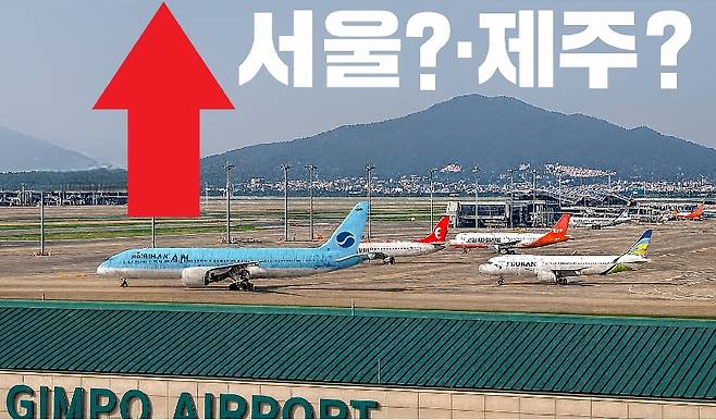 김포공항 활주로에 대기 중인 여객기들. 수도권 공항은 ‘정체의 한계선’, 지방공항은 증편에 나섰다. (편집 이미지)