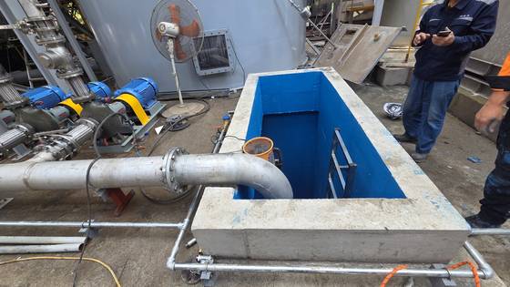 지난 25일 오전 11시31분쯤 경주시 안강읍 두류공업지역 아연가공업체에서 지하 수조 작업을 하던 근로자 4명이 질식으로 쓰러져 2명이 숨졌다. 사고가 발생한 현장 모습. 사진 경북소방본부