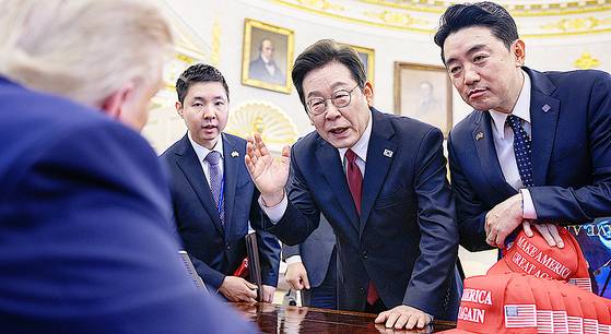 이재명 대통령과 강훈식 대통령실 비서실장이 지난 8월 25일(현지시간) 미국 워싱턴DC 백악관 오벌오피스에서 '결단의 책상'에 앉은 도널드 트럼프 대통령과 이야기를 나누고 있다. 백악관