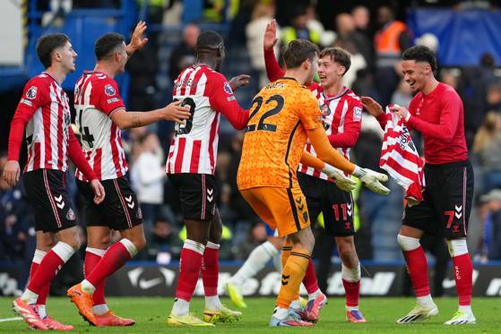 선덜랜드 선수들이 26일 첼시를 꺾고 기뻐하고 있다. AP=연합뉴스