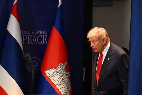 도널드 트럼프 미국 대통령이 26일 말레이시아 쿠알라룸푸르에서 열린 제47차 동남아시아국가연합(ASEAN) 정상회의의 일환으로 태국-캄보디아 간 휴전 협정 체결식에 참석한 모습. EPA=연합뉴스