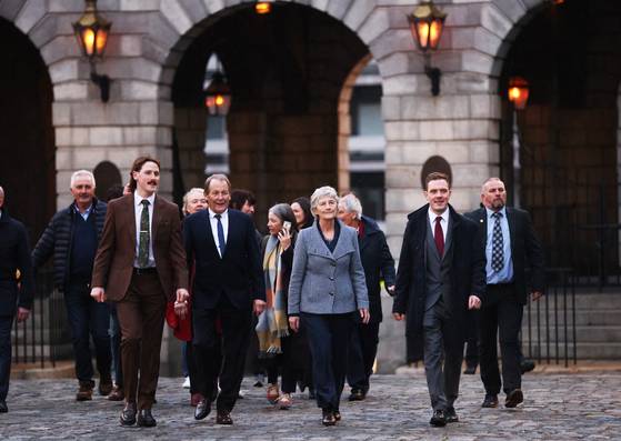 캐서린 코널리 아일랜드 대통령 당선인이 25일 더블린 성에서 가족 및 친구들과 함께 걸어나오고 있다. AP=연합뉴스