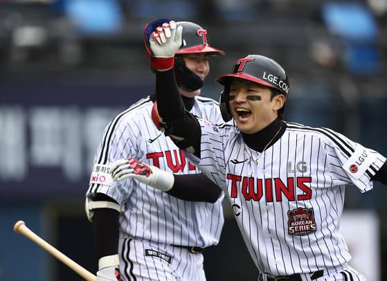 26일 한국시리즈 1차전에서 홈런을 친 뒤 세리머니하는 LG 박해민. 연합뉴스