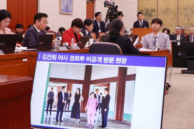 ▲ 정용석 국립박물관문화재단 사장이 22일 서울 여의도 국회에서 열린 문화체육관광위원회의 국립중앙박물관 등에 대한 국정감사에서 김건희 여사의 경복궁 근정전 어좌 착석 의혹과 관련한 더불어민주당 양문석 의원의 질의에 답하고 있다. 연합뉴스