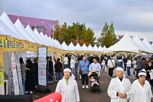▲ 26일 속초 엑스포 광장에서 막을 내린 2025 속초음식축제 행사장에 많은 방문객이 몰려 성황을 이뤘다.