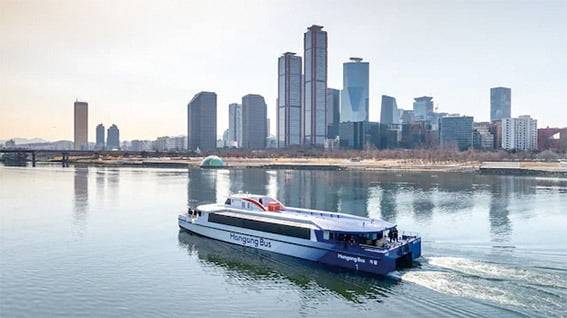 한강버스와 여의도 전경. /사진=서울관광재단