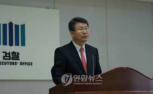 광주지검 순천지청 김회재 차장검사가 2009년 9월 14일 순천지청에서 지난 7월 순천에서 발생한 청산가리 막걸리 살인사건 전모에 대해 브리핑 하고있다. 연합뉴스