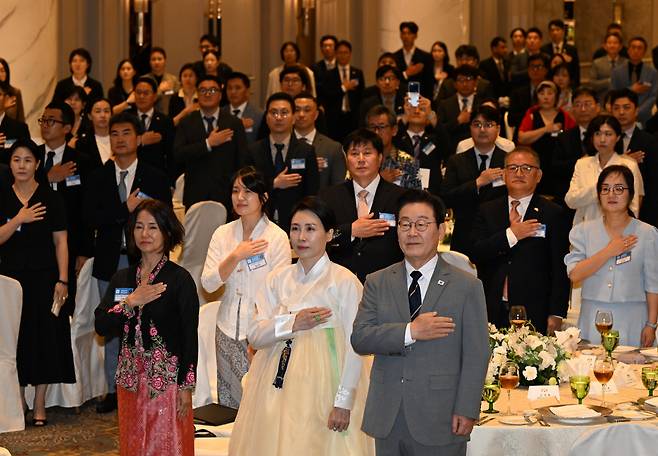 동포간담회서 국민의례 동남아시아국가연합(아세안) 정상회의에 참석하는 이재명 대통령과 김혜경 여사가 26일 말레이시아 쿠알라룸푸르의 한 호텔에서 열린 동포간담회에서 국민의례를 하고 있다.  쿠알라룸푸르 | 김창길 기자