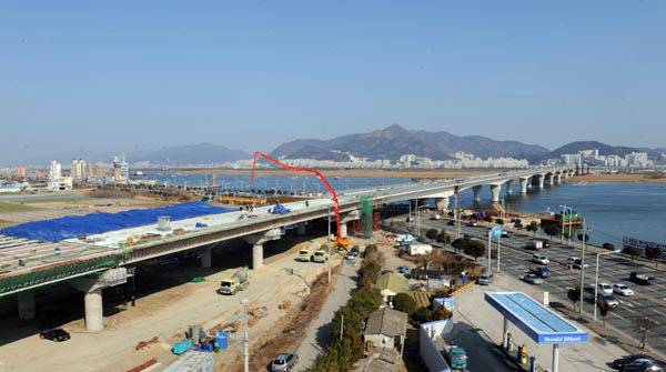 2007년 한창 공사 중인 을숙도대교. 국제신문 DB