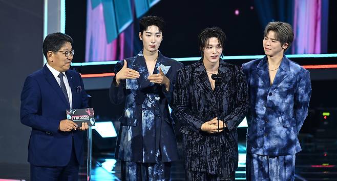 Herald Media Group CEO Choi Jin-young  (left) watches as Big Ocean delivers an acceptance speech after receiving the Social Impact Artist award, presented by The Korea Herald, during the TikTok Awards 2025 at Korea University’s Hwajeong Gymnasium in Seongbuk-gu, Seoul, Saturday. (Yoon Byung-chan/The Korea Herald)