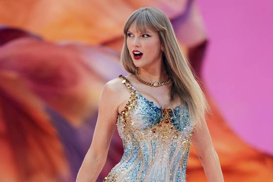 Taylor Swift performs at Wembley Stadium in London as part of her ″Eras Tour" June 21, 2024. [AP/YONHAP]