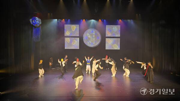 지난 25일 정조테마공연장에서 열린 수원문화재단과 ‘청류’의 기획공연 ‘조선유랑연희: 탈의 문, 산대의 혼’ 커튼 콜. 이나경기자