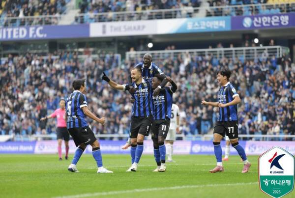26일 인천 중구 인천축구전용경기장에서 인천 유나이티드 선수들이 무고사(33)의 추가골에 기쁨을 함께 나누고 있다. 한국프로축구연맹 제공