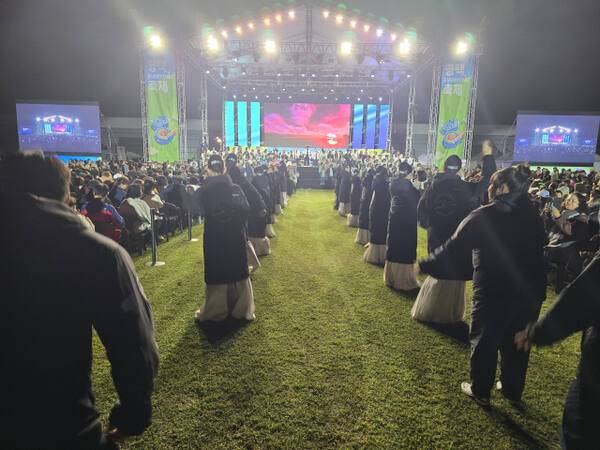 25일 오후 평택시가 소사벌레포츠타운 일원에서 열린 평택 통합 30주년 EVERYONE 축제에서 평택시립국악관현악단 등 참석자들이 퍼포먼스를 선보이고 있다. 독자 제공