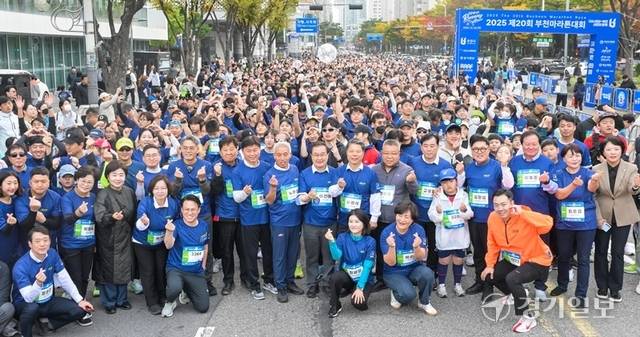 조용익 부천시장과 신항철 경기일보 대표이사 회장, 서영석∙이건태∙김기표 국회의원, 송수봉 부천시체육회장, 김장섭 NH농협 부천시지부장, 이호준 부천농협 조합장, 도∙시의원 등이 3.5㎞ 종목 참가자들과 함께 파이팅을 외치고 있다. 조주현∙윤원규기자