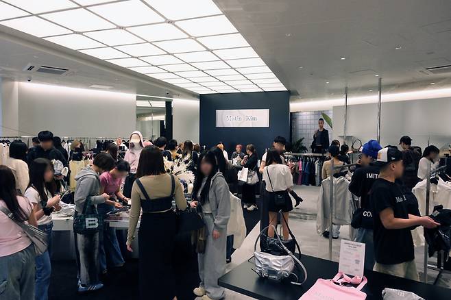 올해 4월 일본 도쿄 시부야에 위치한 복합문화공간 ‘미야시타 파크’에 개점한 ‘마뗑킴 시부야’에 사람들이 몰려 있다. <마뗑킴>