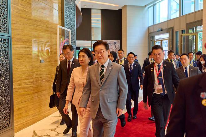 아세안 정상회의 참석차 말레이시아를 방문한 이재명 대통령과 김혜경 여사가 26일 쿠알라룸푸르 숙소에 도착해 이동하고 있다. [대통령실사진기자단]